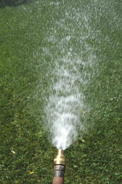 Rainmaker nozzle for hand watering