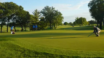 Measuring green speed with a stimpmeter