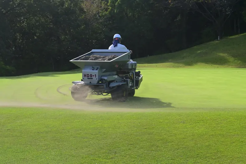 The addition of sand causes an instantaneous decrease in the rootzone's total organic material percentage by mass. Accounting for the amount of sand added allows us to calculate the organic material accumulation rate. topdressing sand application to a golf course putting green